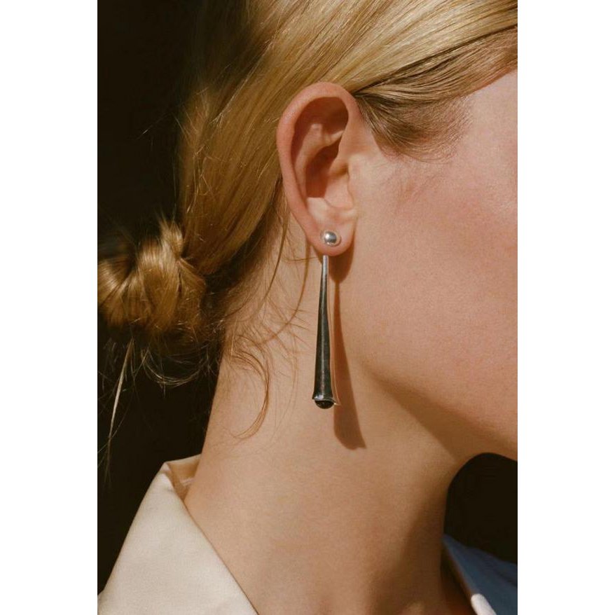 Minimalistische geometrische oorbellen met zwarte onyx