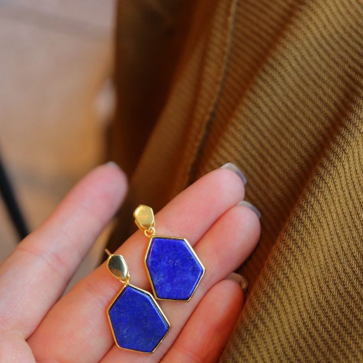Vintage geïnspireerde natuurlijke oceaanblauwe Lapis Lazuli hexagon drop oorbellen - Goud vermeil -AAAA Kwaliteit