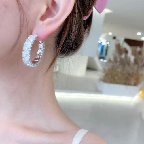 Luxe hoepeloorbellen met diamantlook