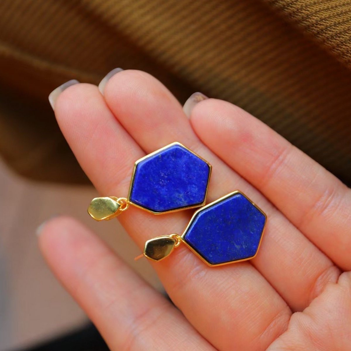 Vintage geïnspireerde natuurlijke oceaanblauwe Lapis Lazuli hexagon drop oorbellen - Goud vermeil -AAAA Kwaliteit