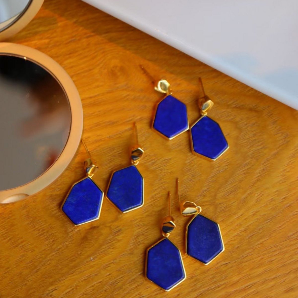 Vintage geïnspireerde natuurlijke oceaanblauwe Lapis Lazuli hexagon drop oorbellen - Goud vermeil -AAAA Kwaliteit